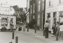 862992 Afbeelding van een draaiorgel aan het begin van de Oranjestraat in Wijk C te Utrecht, ter opvrolijking van de ...